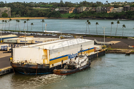 仓库码头摄影照片_夏威夷考艾岛 Nawiliwili 港口的仓库式浮动驳船