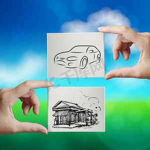 手绘概念汽车摄影照片_手绘房子和汽车在画布板上的手在大自然中