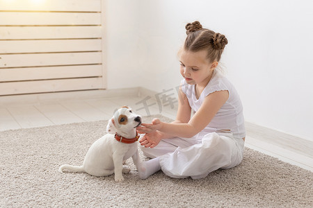 儿童和动物概念 — 小狗和他的主人坐在地板上
