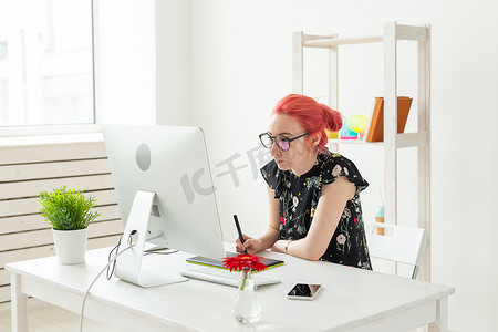 平面设计师、动画师和插画师概念 — 在笔记本电脑前工作的红头发年轻女性