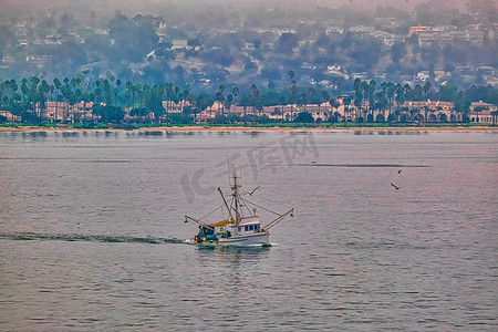 加利福尼亚海岸的捕虾船