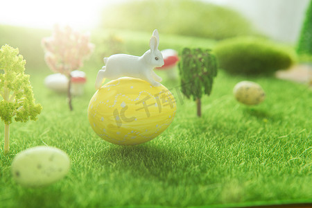 在绿草的复活节兔子与在梦境或童话世界的复活节彩蛋。