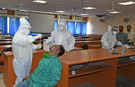 在 Purba Bardhaman 地区卫生部门的倡议下，卫生工作者正在收集无症状记者的样本进行 COVID-19 测试。