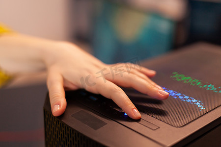 功能机图标摄影照片_计算机单元上的女玩家电源