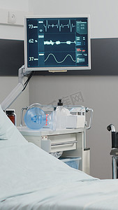 带心率监测器和床的空荡荡的医院病房