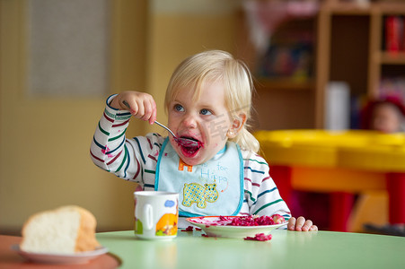 孩子在幼儿园或家里吃健康食品弄脏了