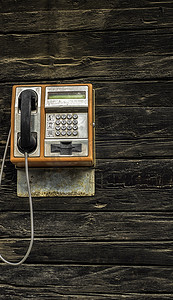 旧木板上的旧脏旧公共付费电话
