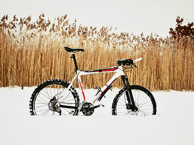 山地自行车留在雪地里。