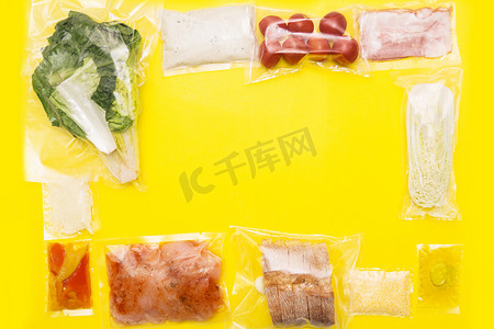 食物北京摄影照片_手里拿着一袋袋食物。
