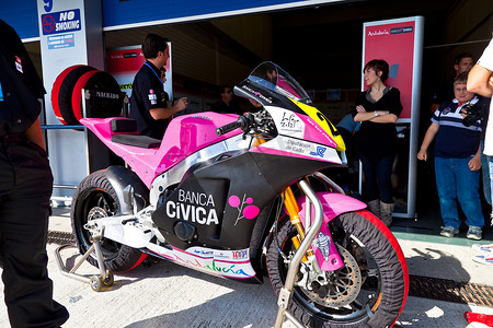 全科医生摄影照片_CEV 锦标赛 Moto2 的 Ivan Moreno 飞行员