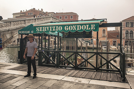 威尼斯的贡多拉服务与船夫
