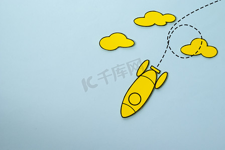 环绕天空云层的黄色火箭