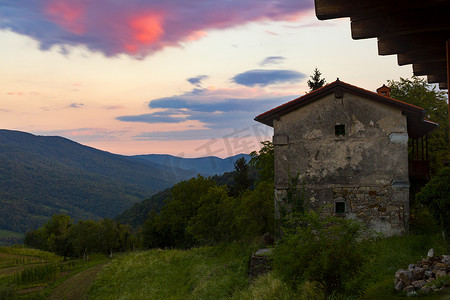 乡村农家乐摄影照片_斯洛文尼亚乡村的农舍