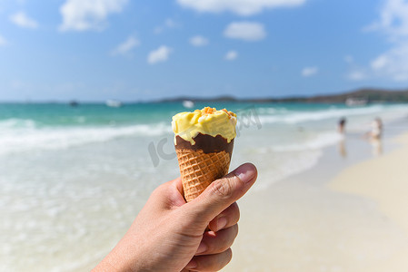 夏季炎热天气海洋景观中海滩上融化的冰淇淋