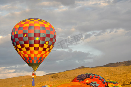 内华达州里诺 — 9 月 12 日：2009 年 9 月 12 日飞行中的热气球