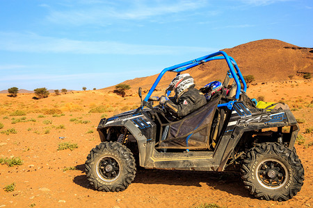 600乘800摄影照片_摩洛哥梅尔祖卡-2016 年 2 月 26 日：蓝色北极星 RZR 800 和飞行员在梅尔祖卡附近的摩洛哥沙漠。 