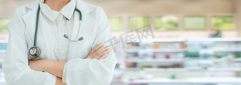 药店的医生或药剂师医疗保健，医生站立和手臂交叉在药店前。