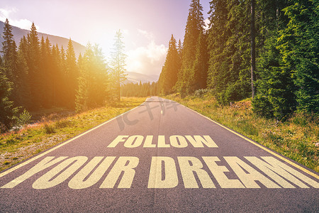 跟随你写在山路上的梦想文字
