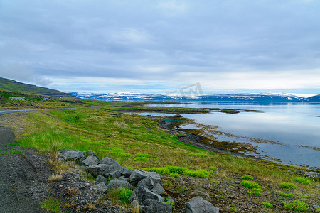 Mjoifjordur 峡湾沿岸的乡村和风景