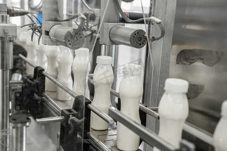 牛奶工厂摄影照片_牛奶厂的设备