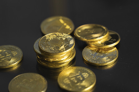 monero摄影照片_一堆金色的 Monero 比特币硬币在桌子上有很多比特币硬币。