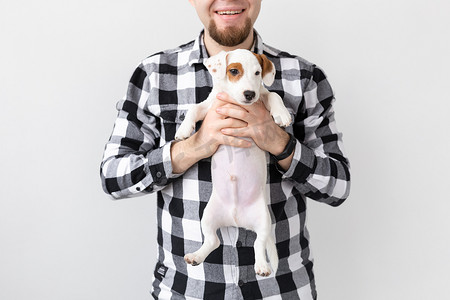 人、宠物和动物的概念 — 白色背景中男人拥抱杰克罗素梗犬的特写