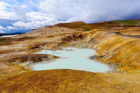 克拉夫拉火山上的热水池