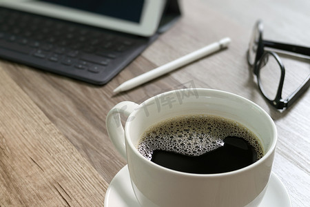 咖啡杯和数字桌底座智能键盘、眼镜、手写笔