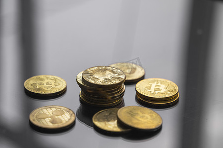 一堆金色的 Monero 比特币硬币在桌子上有很多比特币硬币。