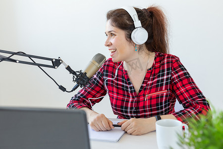 电台主持人、博客、广播概念 — 在电台工作的年轻女性