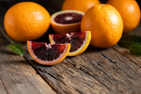 在旧的深色木背景上切西西里血橙水果