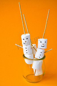为孩子们 DIY 白色棉花糖甜点 有趣的棉花糖圣诞雪人。