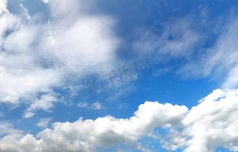 蓝色大气灯光摄影照片_美丽的蓝天，云彩为背景，夏季明亮的灯光