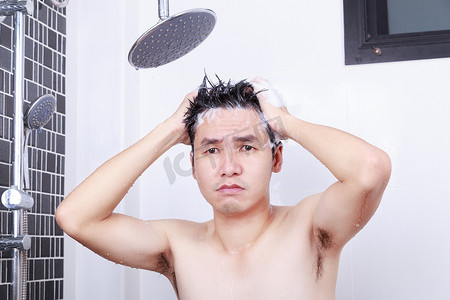 不开心的人正在浴室里冲个澡，洗头