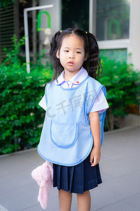 亚洲小女孩不想上学