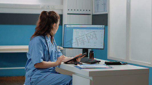 使用计算机和数字平板电脑的医疗助理