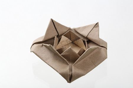 折纸玫瑰花 papercraft 由回收纸隔离在惠特