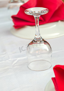 餐厅桌上的空玻璃酒