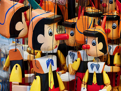 市场上的许多木匹诺曹木偶