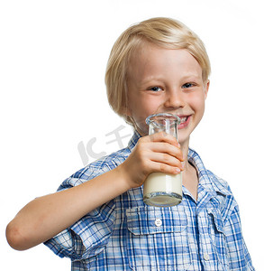 微笑的男孩要喝瓶牛奶。