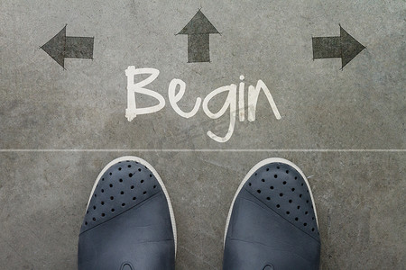 手绘 BEGIN 设计字在商人脚前作为 co