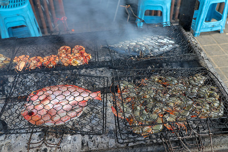 金巴兰摄影照片_在金巴兰热带巴厘岛的鱼市上，在优质的 warung 中供应为烧烤准备的食物。