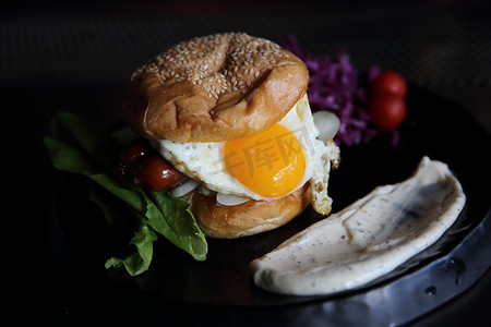鸡蛋汉堡摄影照片_汉堡香肠和鸡蛋