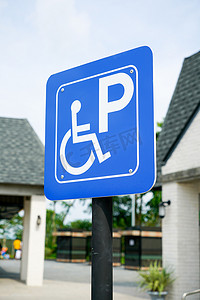 加油站的残疾人标志停车场