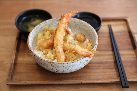 天妇罗 donburi，在米日本食物的炸虾天妇罗