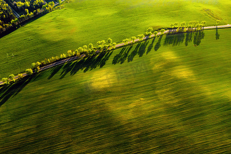欧洲绿地和道路的鸟瞰图。白俄罗斯的自然。在日落和道路上拥有自己的绿地
