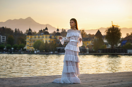 日落时分，奥地利老城穿着白色婚纱的新娘