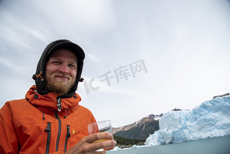 在阿根廷埃尔卡拉法特的佩里托莫雷诺冰川喝冰川威士忌