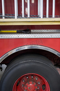 红色的消防车摄影照片_消防车的细节
