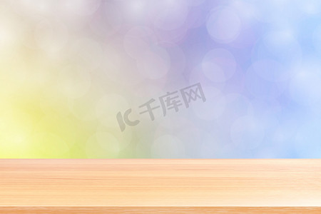 模糊散景柔和紫色渐变背景上的空木桌地板，紫色散景彩色光罩上空的木板，横幅广告产品的彩色散景灯渐变软